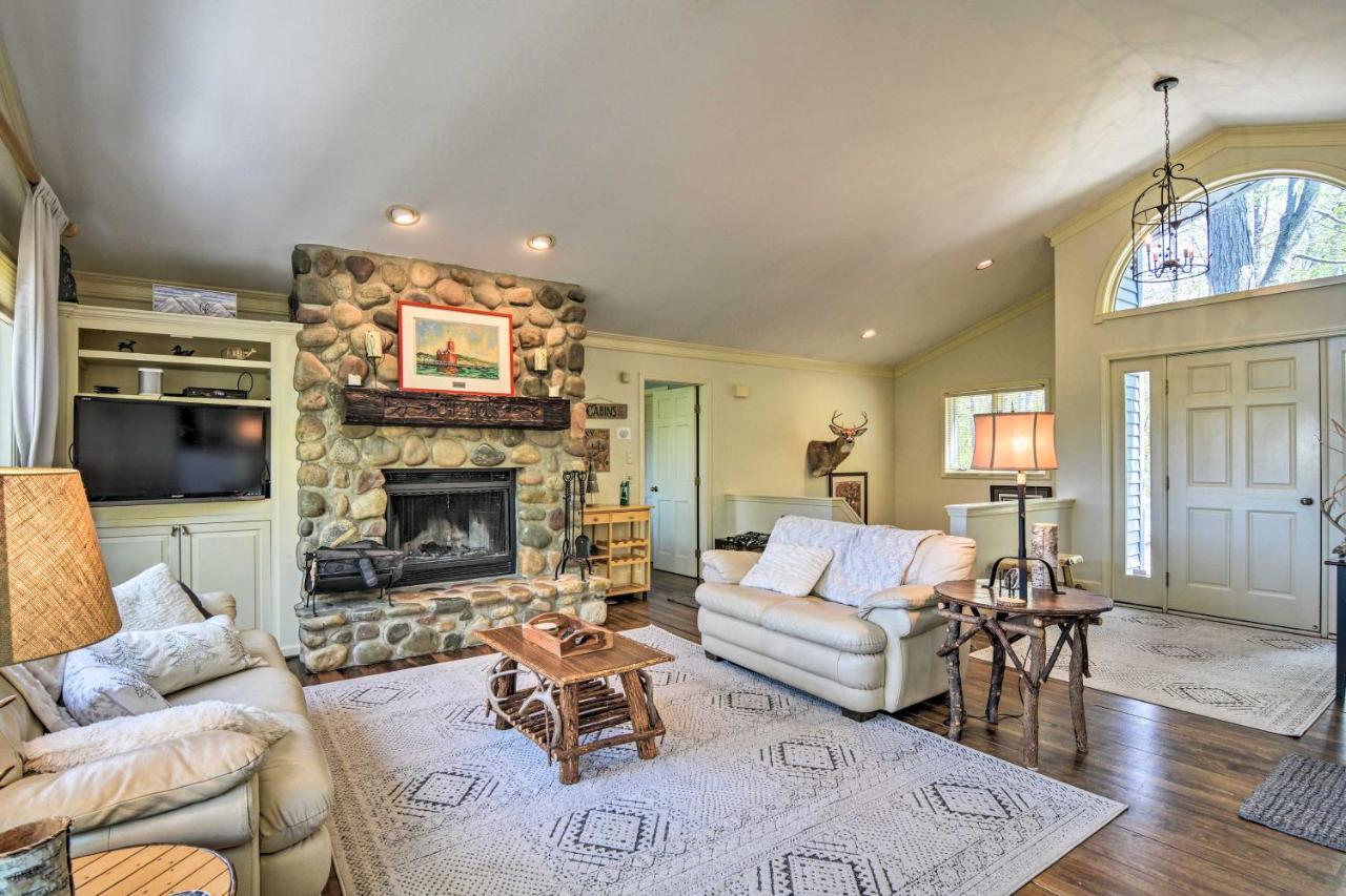 Resort-Style Harbor Springs Home With 2 Decks! Exterior foto